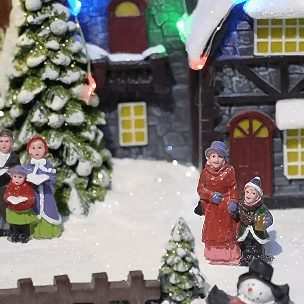 Villaggio di Natale innevato decorativo con luci