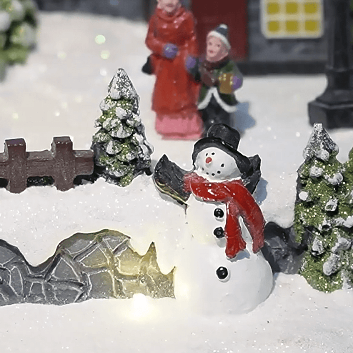 Villaggio di Natale innevato decorativo con luci