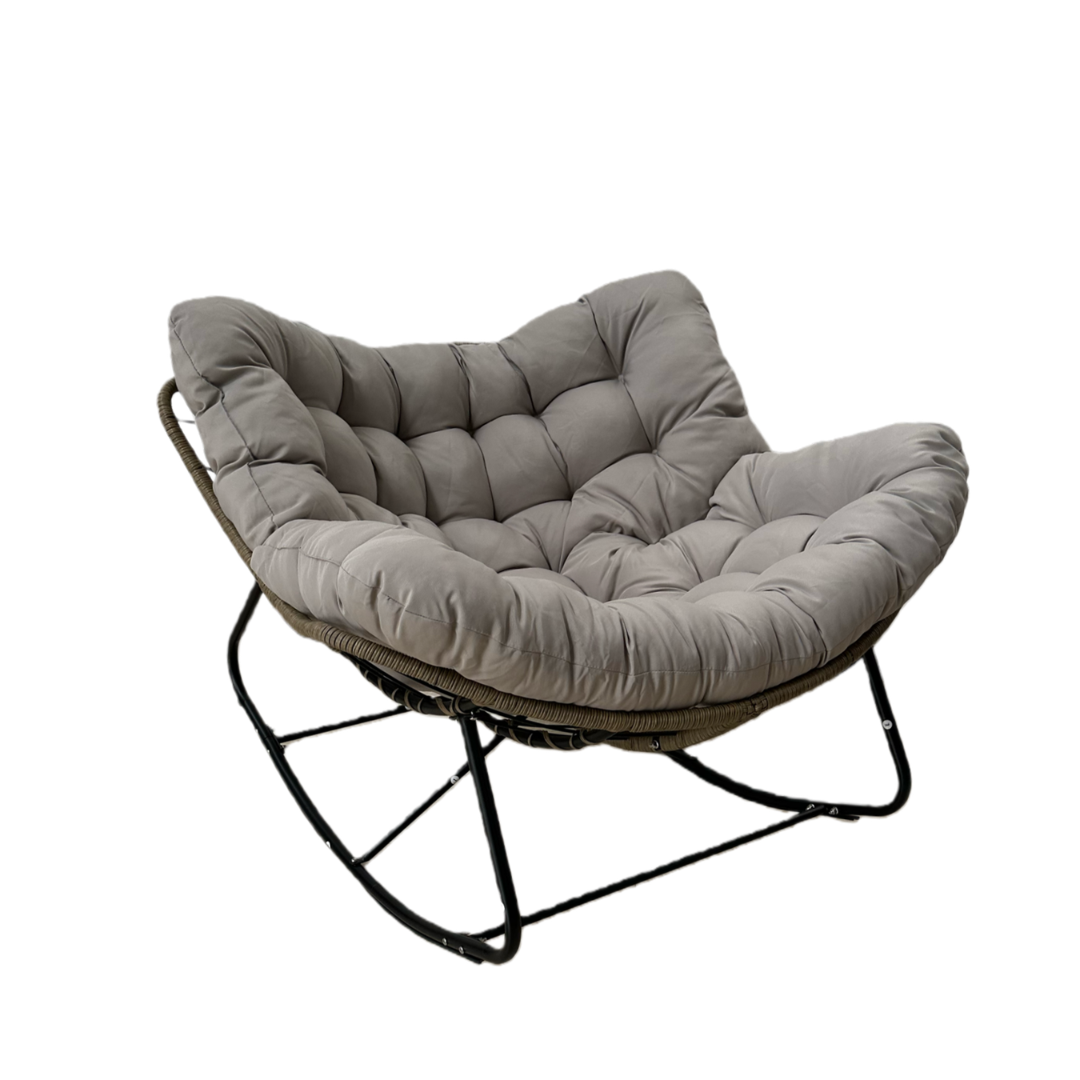 Poltrona a Dondolo Svinga in Rattan con Cuscini Grigi 112 x 104 x 69 cm