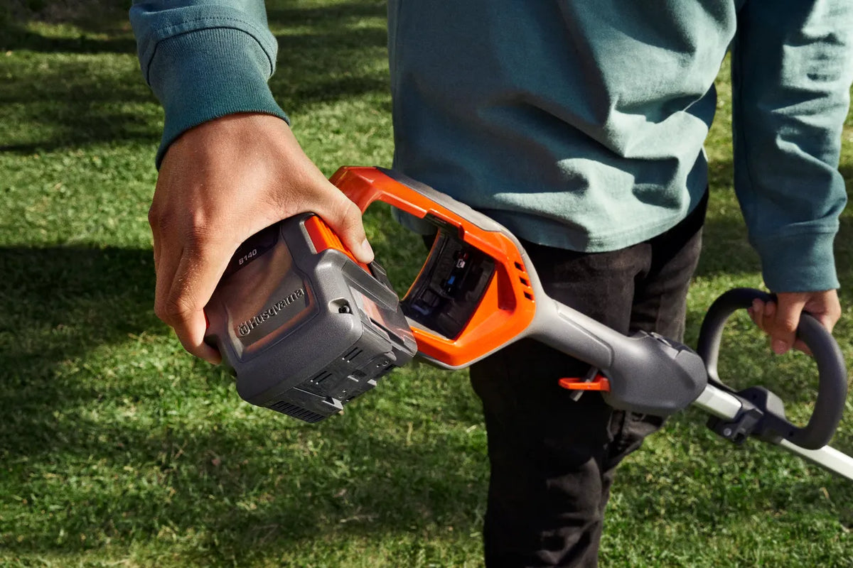 Decespugliatore a Batteria Husqvarna 215iL con Batteria