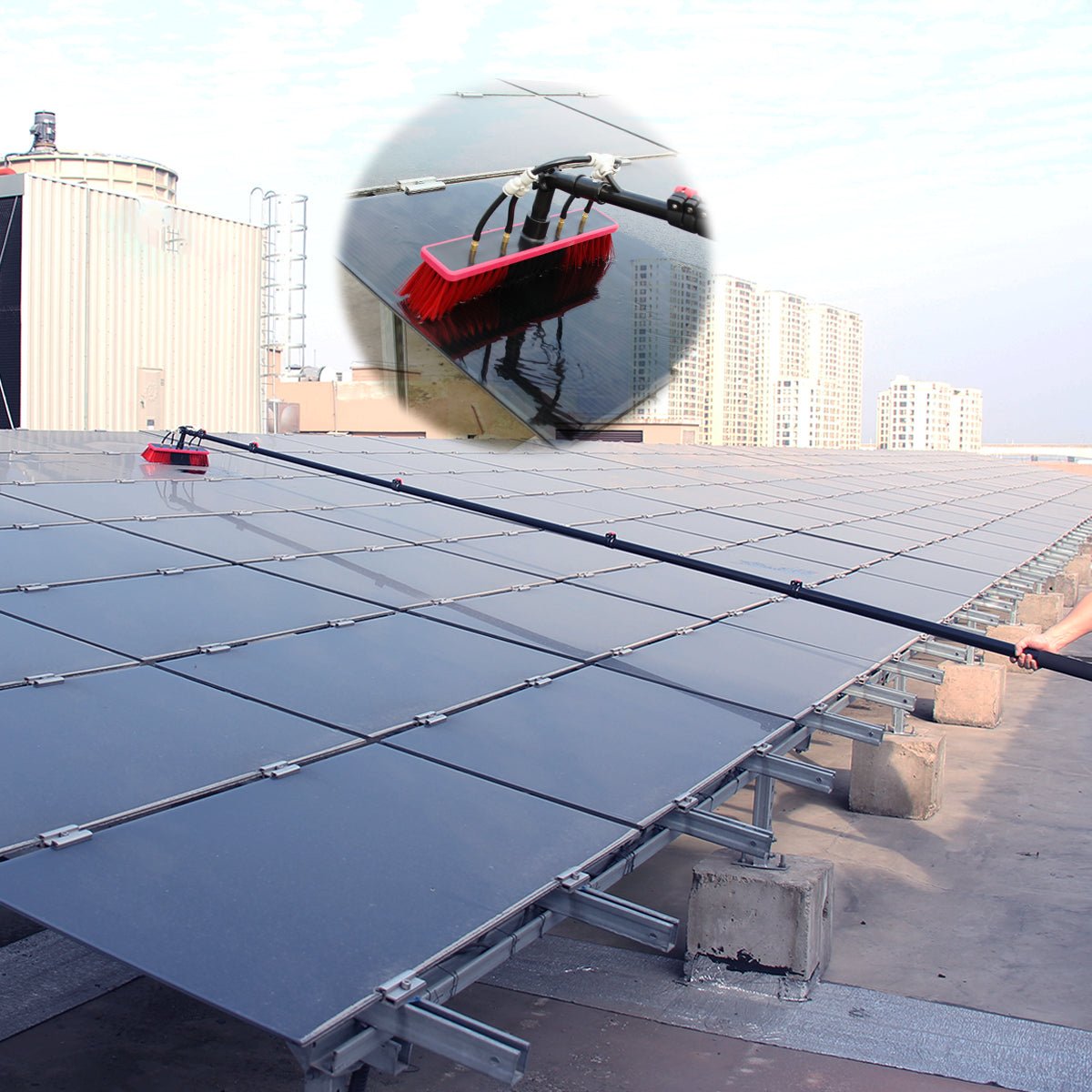 Brosse avec jets d'eau manche télescopique hauteur réglable jusqu'à 6 mètres pour le lavage des vitres et des panneaux solaires