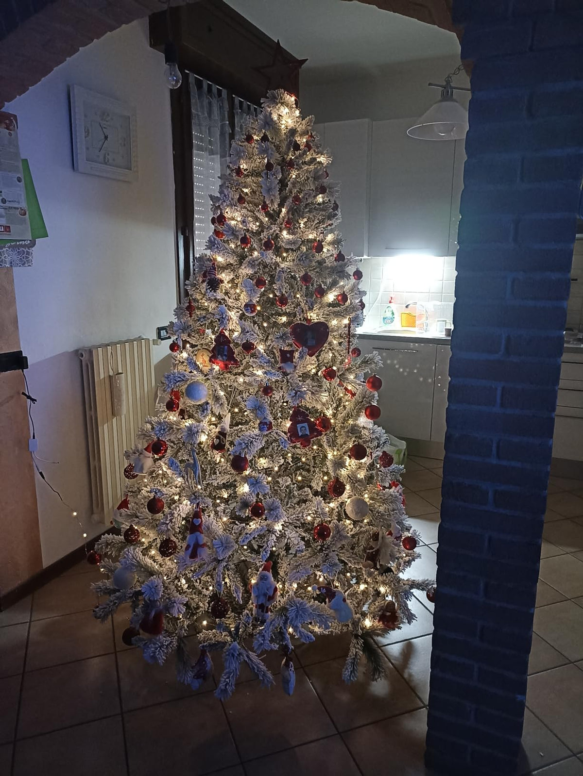 Albero di Natale innevato alto 2,10 m con base in metallo