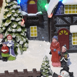 Villaggio di Natale innevato decorativo con luci