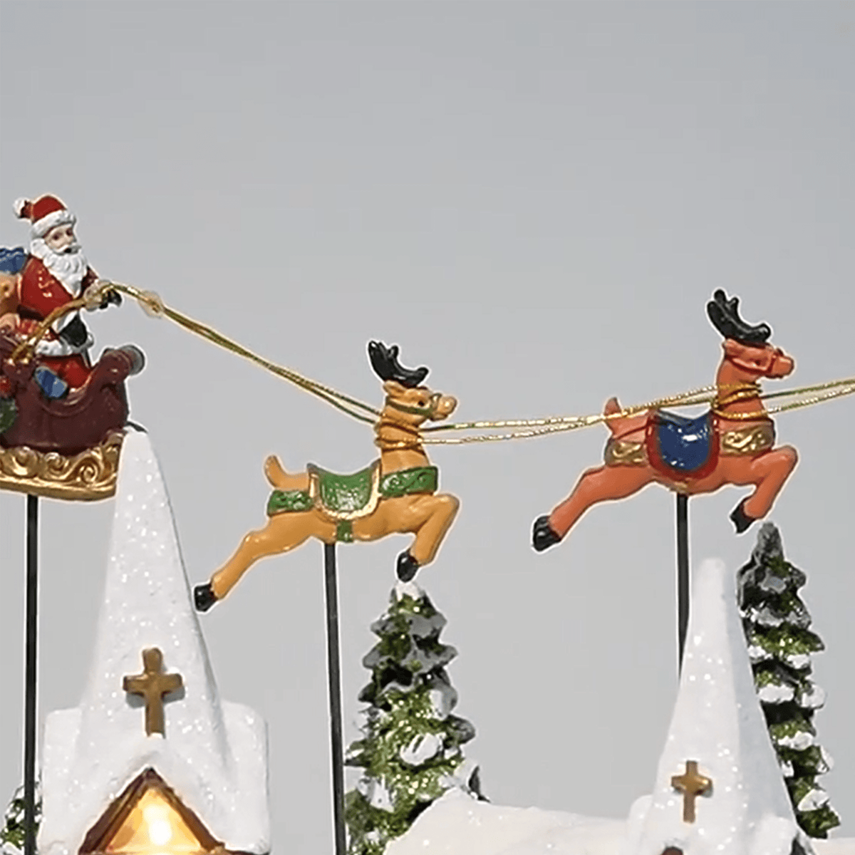 Villaggio di Natale innevato decorativo con luci