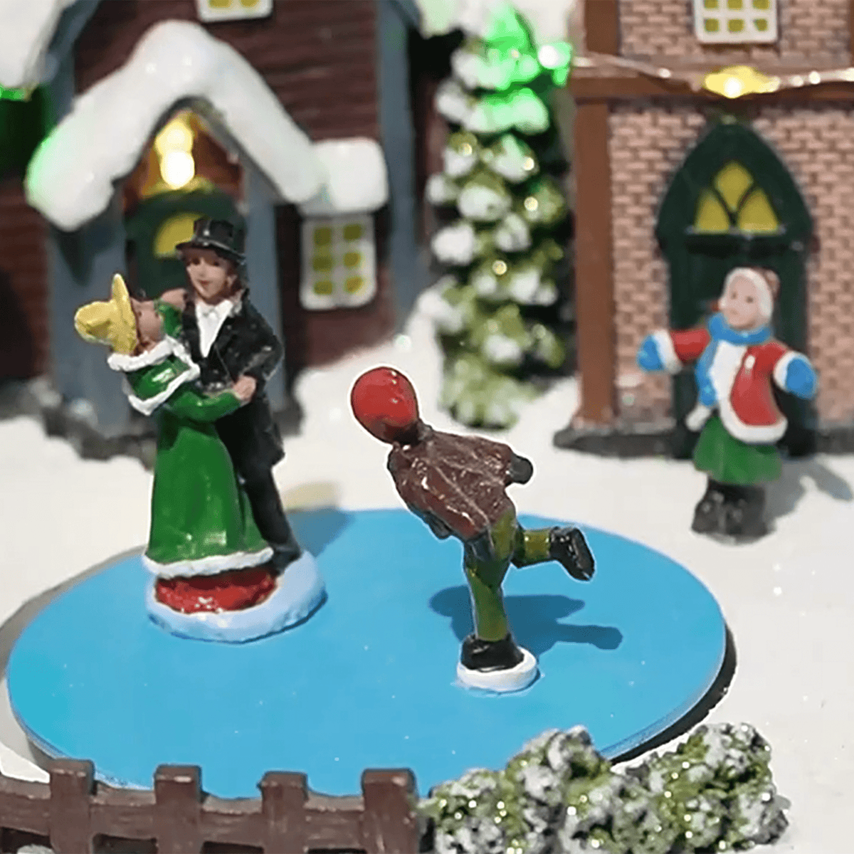 Villaggio di Natale innevato decorativo con luci