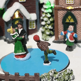 Villaggio di Natale innevato decorativo con luci