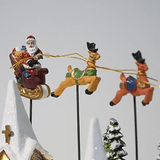 Villaggio di Natale innevato decorativo con luci