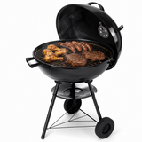 Barbecue a sfera Alora aperto con carne sulla griglia