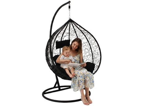 Poltrona sospesa Garden Line nera in technorattan con cuscino nero