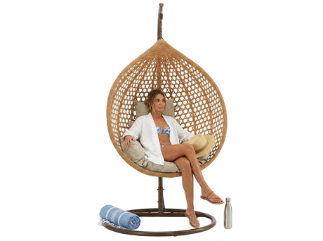 Poltrona sospesa Garden Line naturale in technorattan con cuscino beige