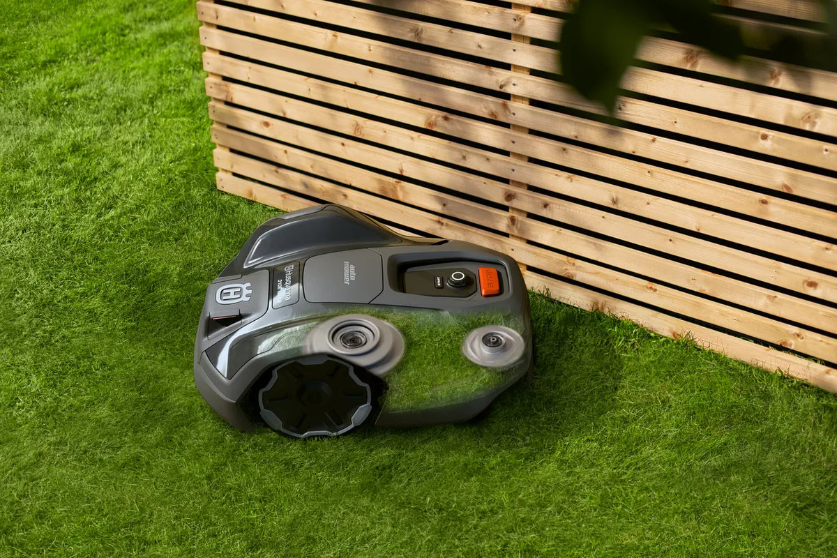 Robot tagliaerba Husqvarna Automower 305E NERA fino a 600 m²