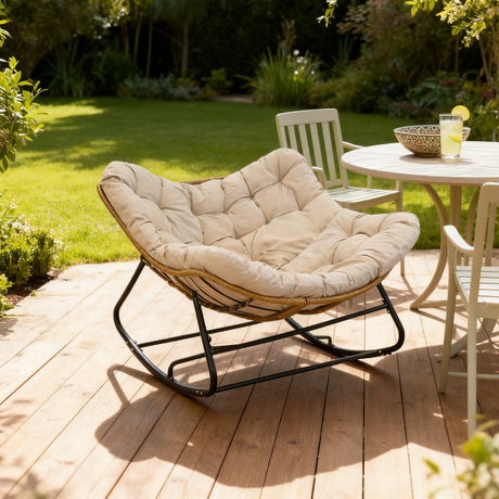 Poltrona a Dondolo Svinga in Rattan con Cuscini Grigi 112 x 104 x 69 cm