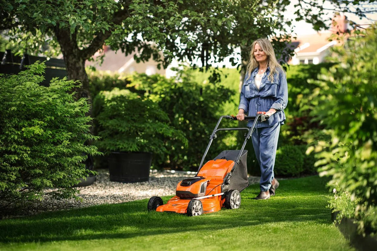 Tagliaerba a Batteria Husqvarna LC 142iS 36V Semovente 42cm Senza Batteria